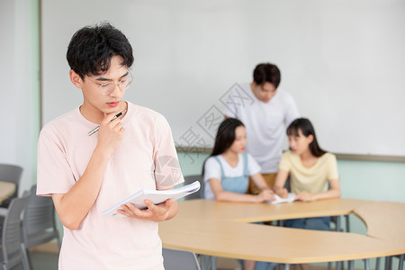 大学生学习交流交谈图片