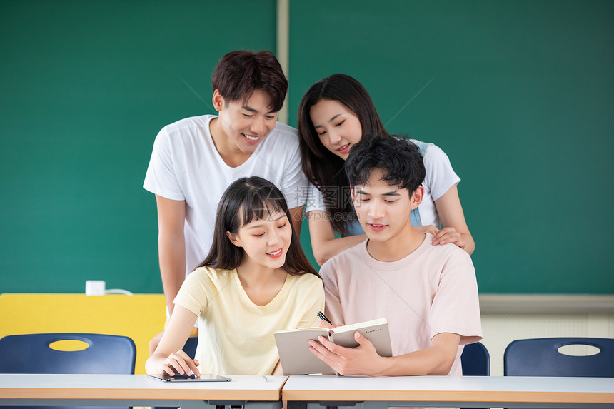 大学生上课教室学习图片