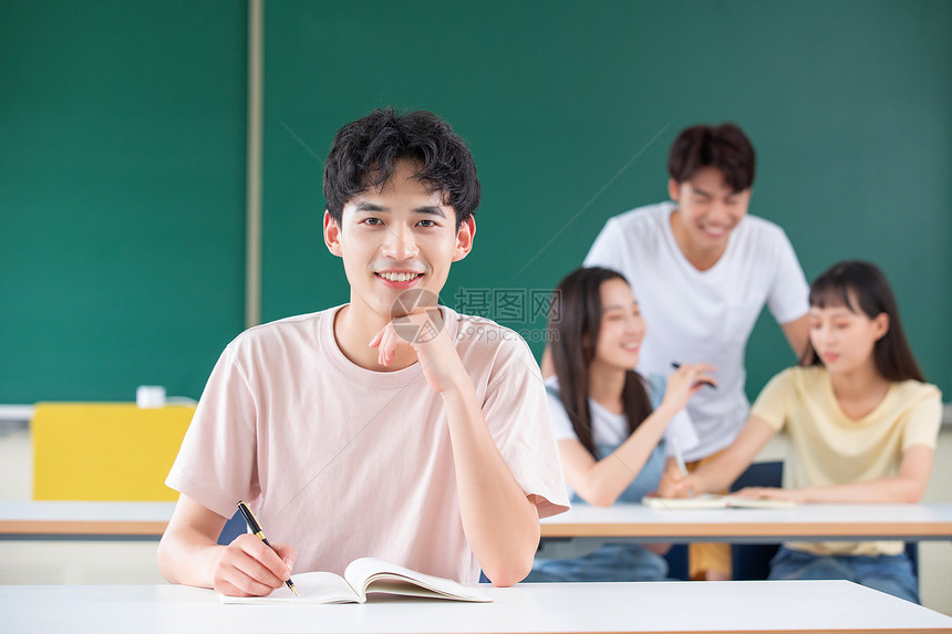 大学生上课学习思考图片