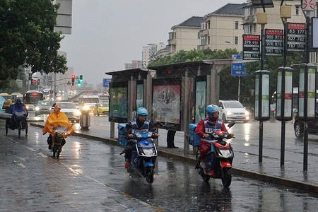 利菲2019年8月10日上海，利奇马台风天气小哥雨中送外卖【媒体用图】背景