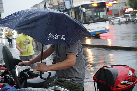 2019年7月23日2019年8月9日上海，利奇马台风天气出行的市民【媒体用图】背景