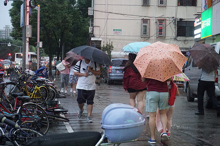 达马利2019年8月9日上海，利奇马台风暴雨天气出行的市民【媒体用图】背景