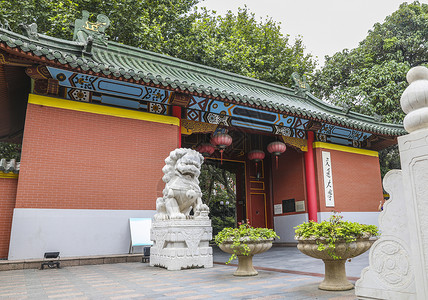 拿着灯笼狮子上海交通大学徐汇校区古典风格校门背景