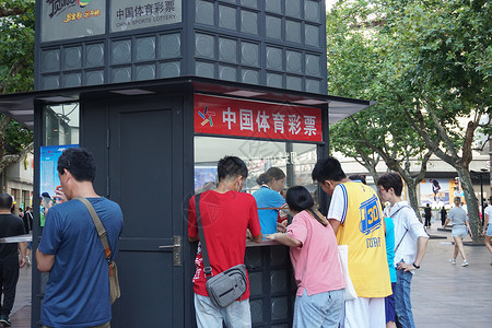 中奖牌上海南京路买彩票的市民群众【媒体用图】（仅限媒体用图，不可用于商业用途）背景