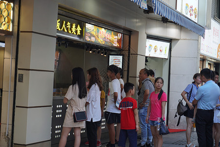 排队等车7月末暑期上海南京路人气美食排队的游客【媒体用图】（仅限媒体用图，不可用于商业用途）背景
