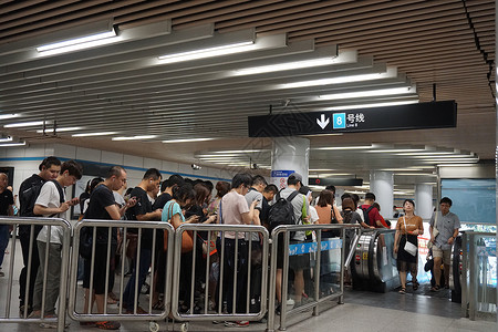 拥挤地铁出行不便客人流量大高清图片