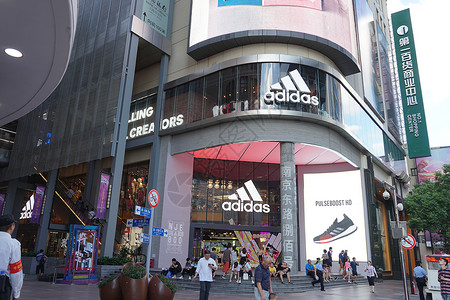 上海南京路阿迪达斯品牌店【媒体用图】（仅限媒体用图，不可用于商业用途）背景图片