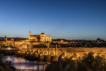 西班牙科尔多瓦著名景区老城区夜景背景图片