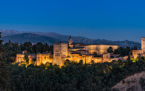 西班牙著名建筑阿尔汗布拉宫夜景高清图片