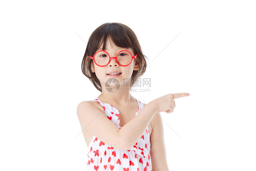 小女孩戴眼镜做指向动作图片