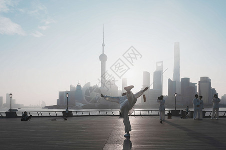 上海外滩晨练太极剑的老人背景