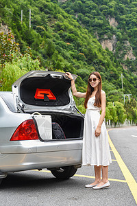 停车场女性汽车后备箱背景图片