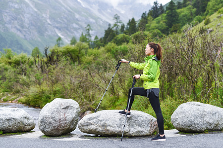 登山攀登的女生图片