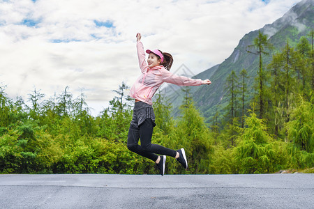 运动跳跃的女生高清图片