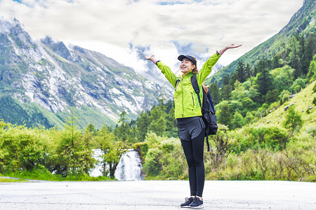 登山装备远行登山的女生背景