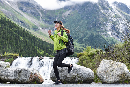 远行登山的女生高清图片