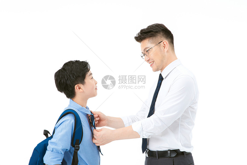 父子上学整理衣服图片