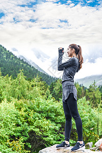 拿着望眼镜望眼镜看风景的女生背景