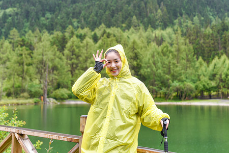 下雨天爸爸穿雨衣接女儿徒步穿雨衣的女生背景