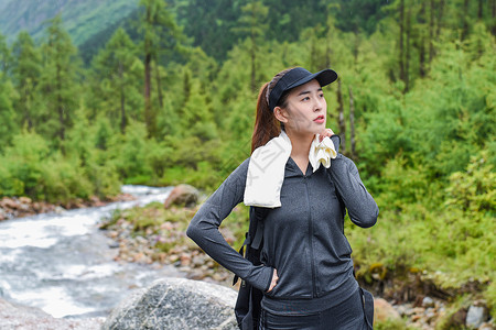 爬山歇气女子徒步劳累背景