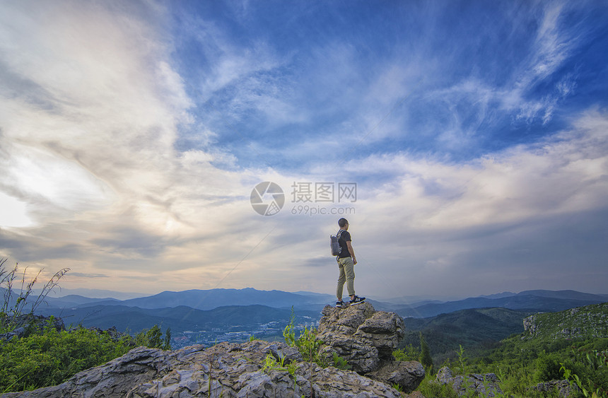 人物男性登山背影图片