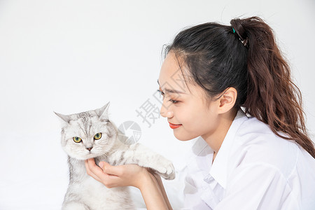 美女和宠物猫相伴图片