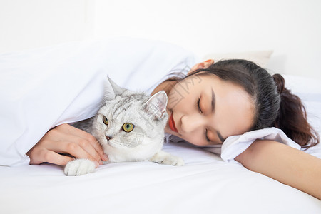 美女抱着宠物猫睡觉高清图片
