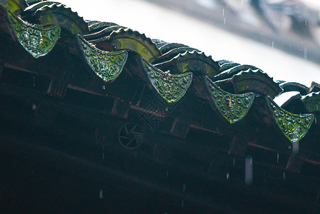下雨天的屋檐背景图片