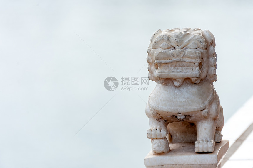 湖北襄阳唐城影视城景区的小石狮子雕像图片