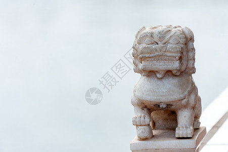 襄阳影视城湖北襄阳唐城影视城景区的小石狮子雕像背景