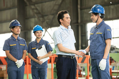 工人受领导批评国企工厂工人工程师和领导握手背景