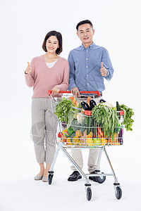 中年夫妇超市购物买菜图片