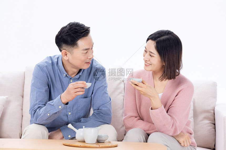 中年夫妇沙发上喝茶图片
