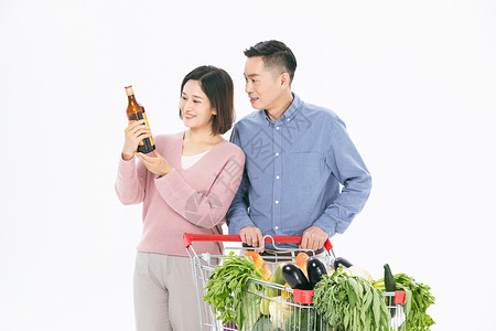 中年夫妇温馨逛超市图片