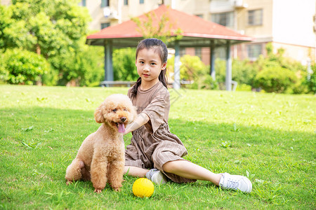 小女孩户外遛狗和狗玩耍背景图片