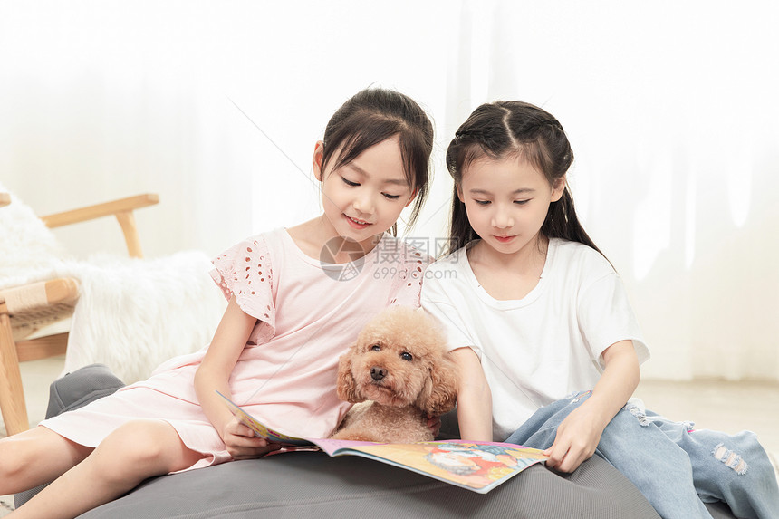 小女孩们和狗狗一起看书图片
