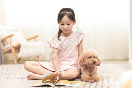 小女孩和狗狗一起看书图片