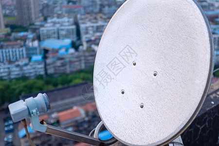 信号输出楼顶安装的卫星电视接收系统背景