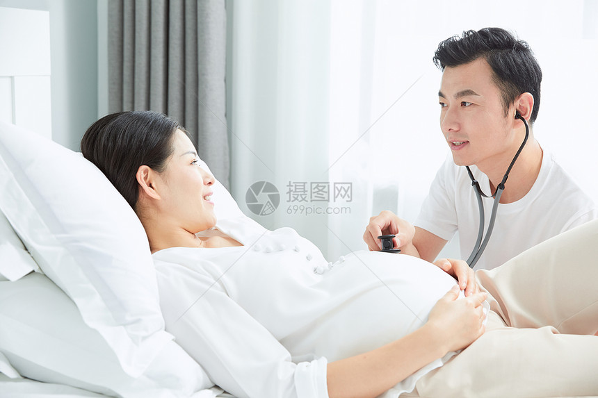 丈夫拿听诊器听孕妇老婆胎动图片