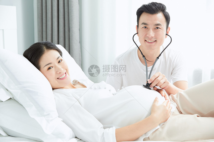 丈夫拿听诊器听孕妇老婆胎动图片