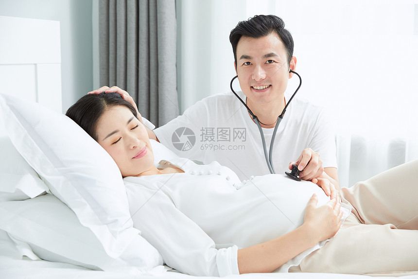 丈夫拿听诊器听孕妇老婆胎动图片