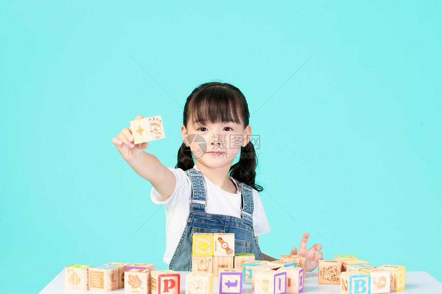 小女孩堆积木图片