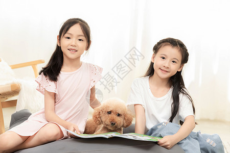 和孩子一起看书小女孩和狗一起看书背景