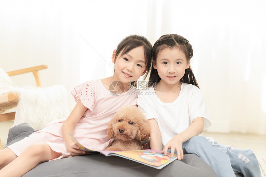小女孩和狗一起看书图片