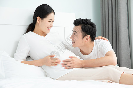 丈夫听孕妇老婆胎动图片