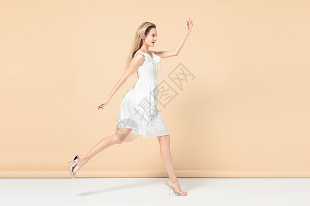 外国美女跳跃奔跑中的时尚性感外模背景