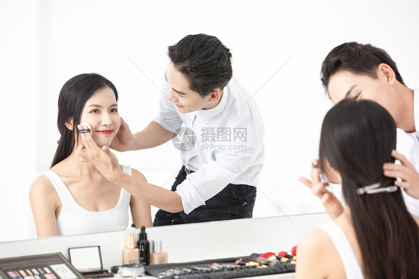 化妆师给模特化妆图片