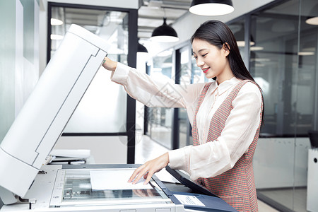 公司注册素材年轻女职员操作打印机背景