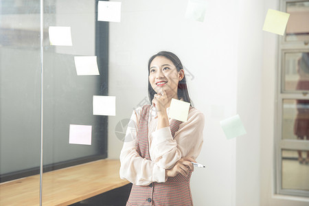 青年女性白领办公图片