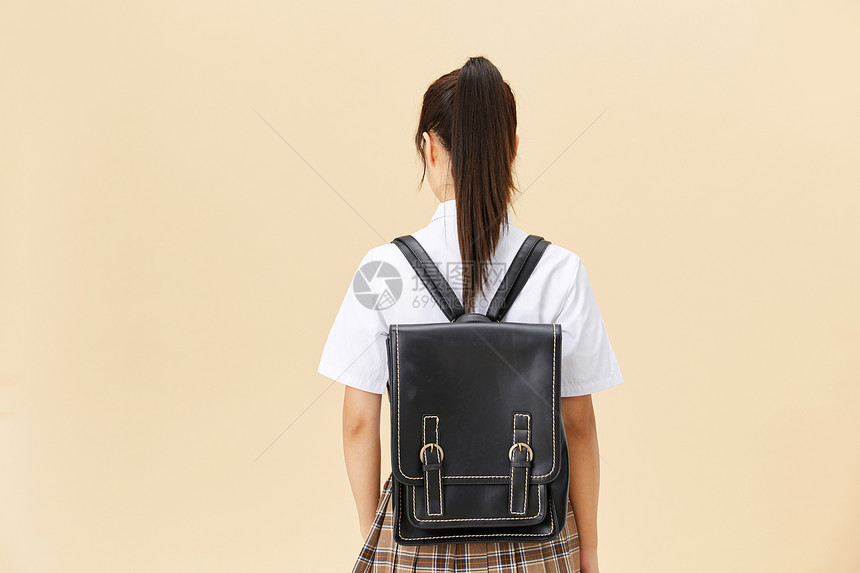 背着书包的女学生图片